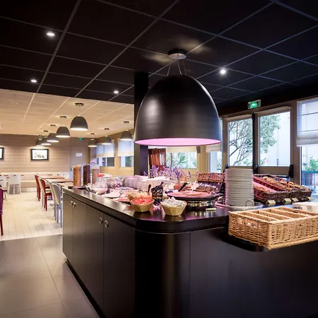 钟楼尼斯中央阿克罗波利斯酒店 3*