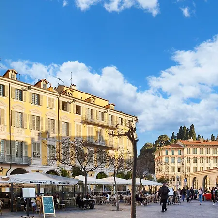 钟楼尼斯中央阿克罗波利斯酒店 3*